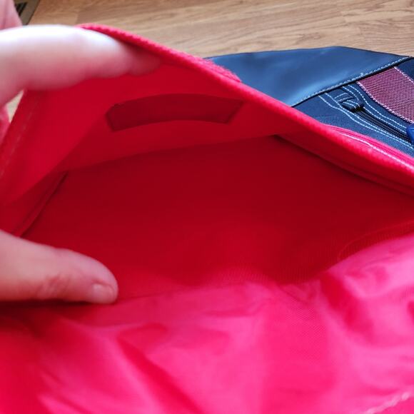 Vintage Marlboro Unlimited Large Red Sling Duffle Bag Cinch Bag Hiking READ - Picture 12 of 15